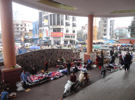 Bát nháo ở chợ Vinh ngày cuối năm